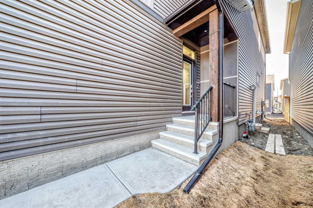 138 Silver Spruce Grove Sw, Calgary, AB - Outdoor With Exterior