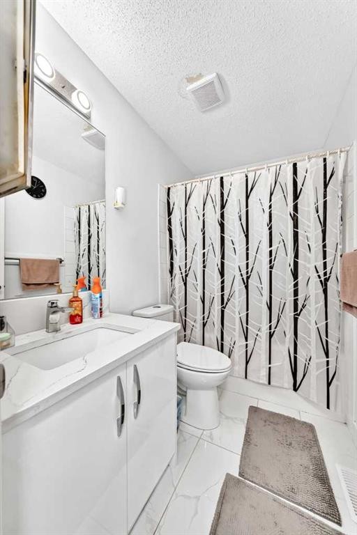 24 Taralake Road Ne, Calgary, AB - Indoor Photo Showing Bathroom