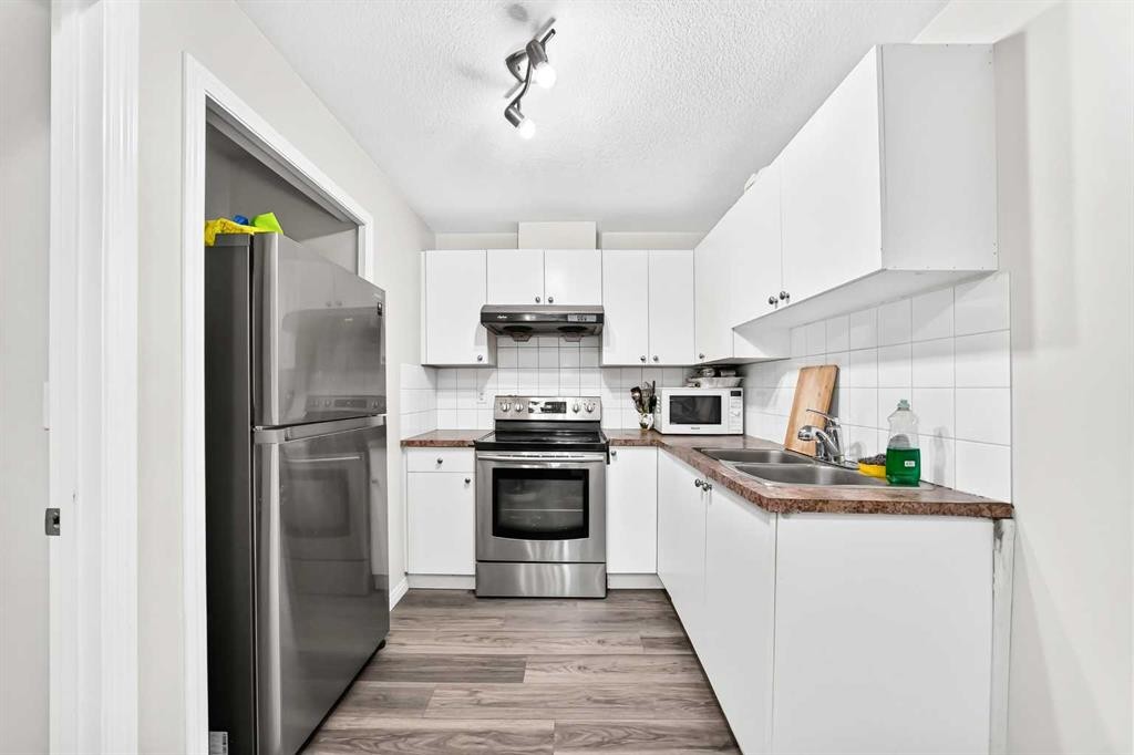 24 Taralake Road Ne, Calgary, AB - Indoor Photo Showing Kitchen With Double Sink With Upgraded Kitchen