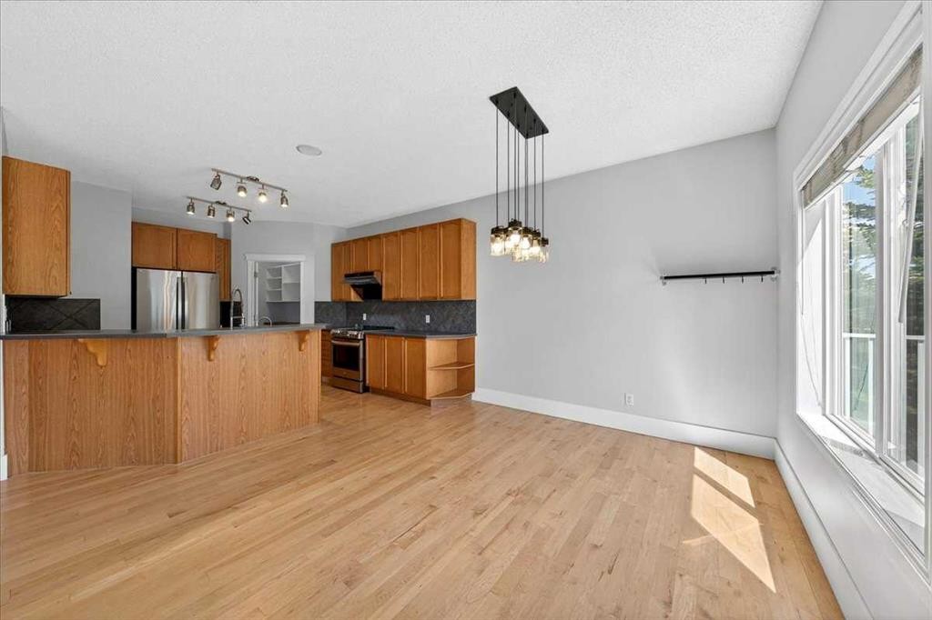 18 Cougarstone Bay Sw, Calgary, AB - Indoor Photo Showing Kitchen