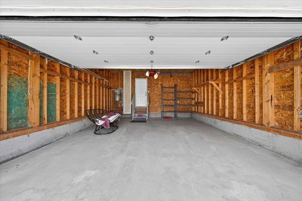18 Cougarstone Bay Sw, Calgary, AB - Indoor Photo Showing Garage