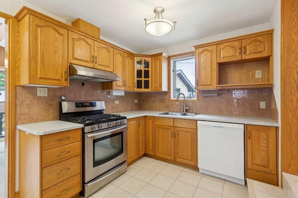 47 Montrose Crescent Ne, Calgary, AB - Indoor Photo Showing Kitchen With Double Sink