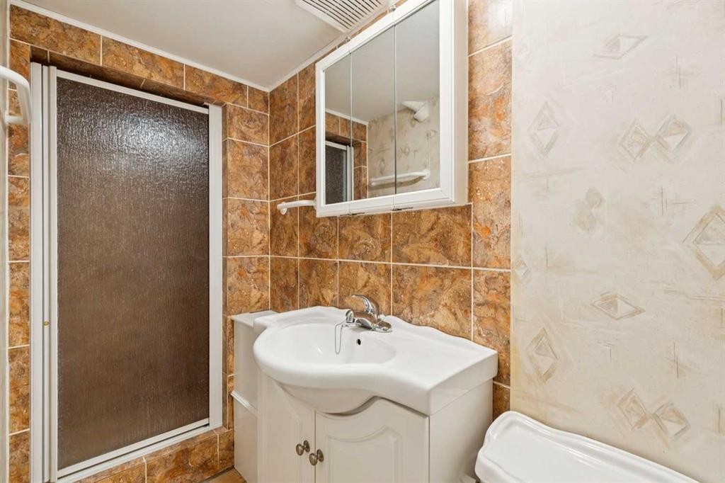 47 Montrose Crescent Ne, Calgary, AB - Indoor Photo Showing Bathroom