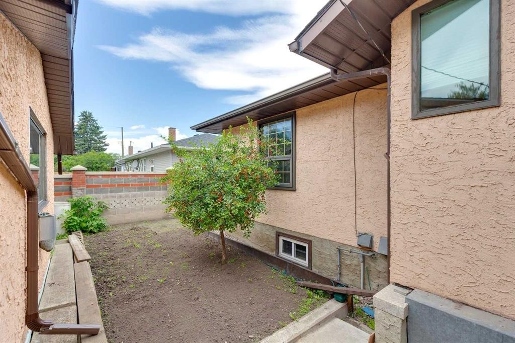 47 Montrose Crescent Ne, Calgary, AB - Outdoor With Exterior