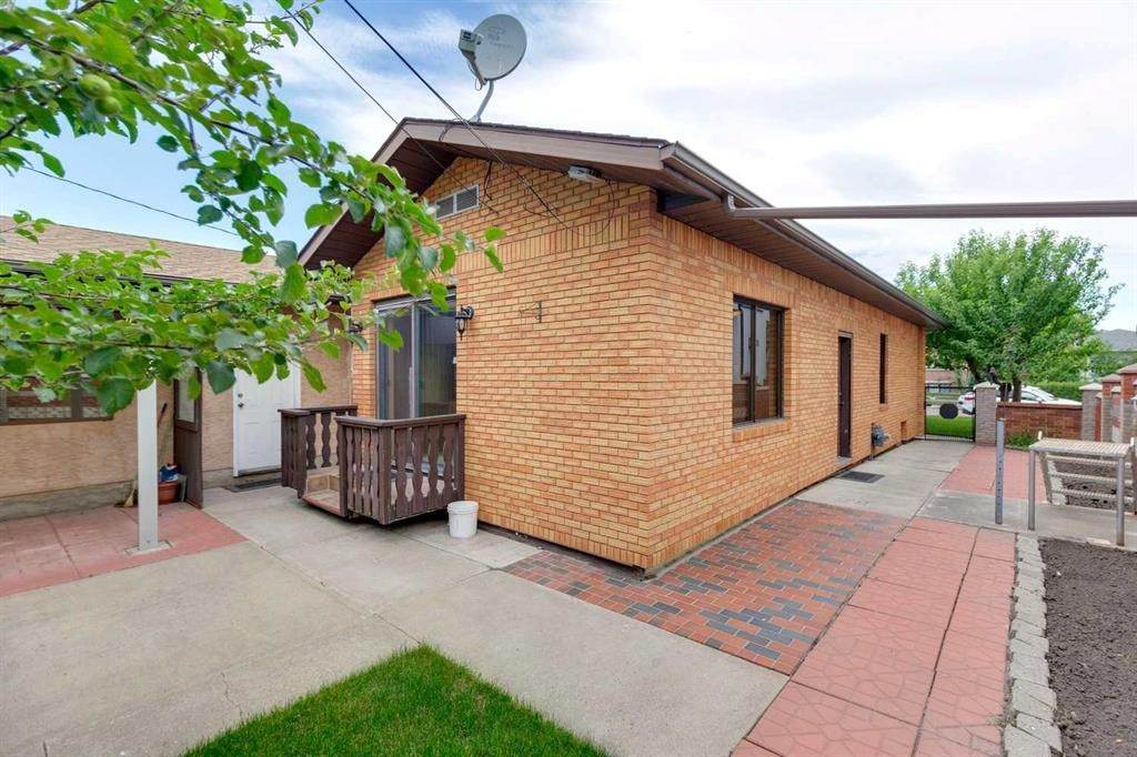 47 Montrose Crescent Ne, Calgary, AB - Outdoor With Exterior