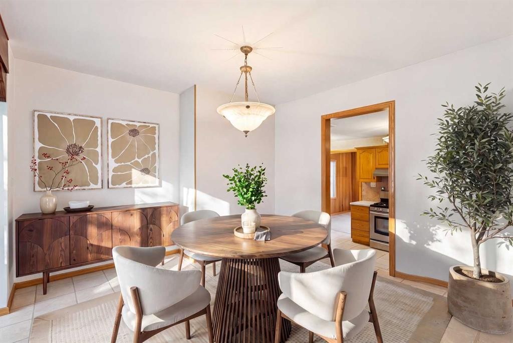 47 Montrose Crescent Ne, Calgary, AB - Indoor Photo Showing Dining Room