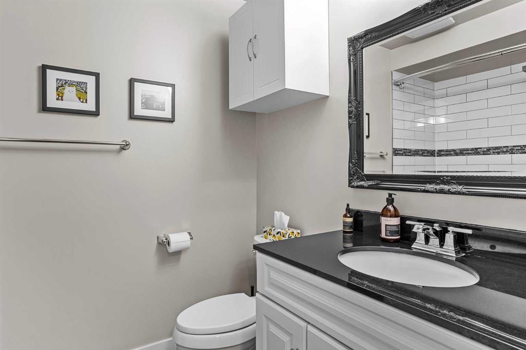 3-601 4, Canmore, AB - Indoor Photo Showing Bathroom