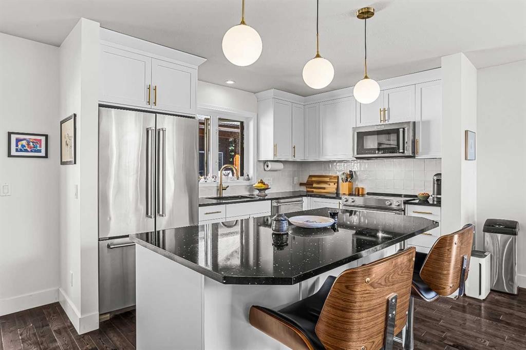 3-601 4, Canmore, AB - Indoor Photo Showing Kitchen With Stainless Steel Kitchen With Upgraded Kitchen