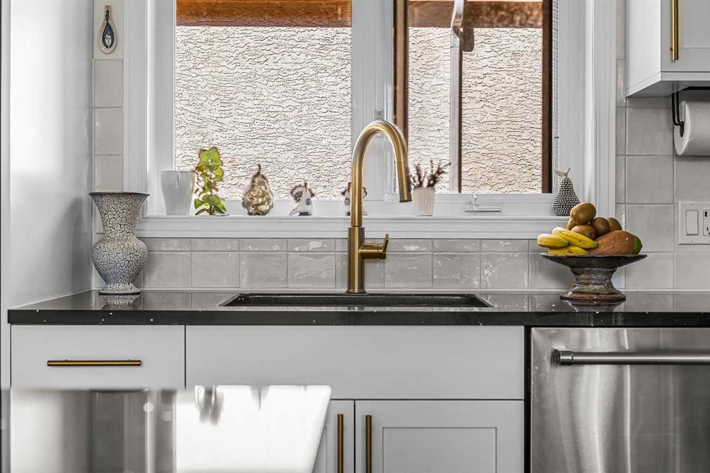 3-601 4, Canmore, AB - Indoor Photo Showing Kitchen