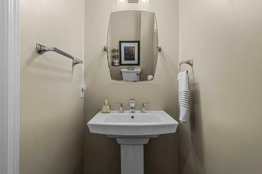 3-601 4, Canmore, AB - Indoor Photo Showing Bathroom