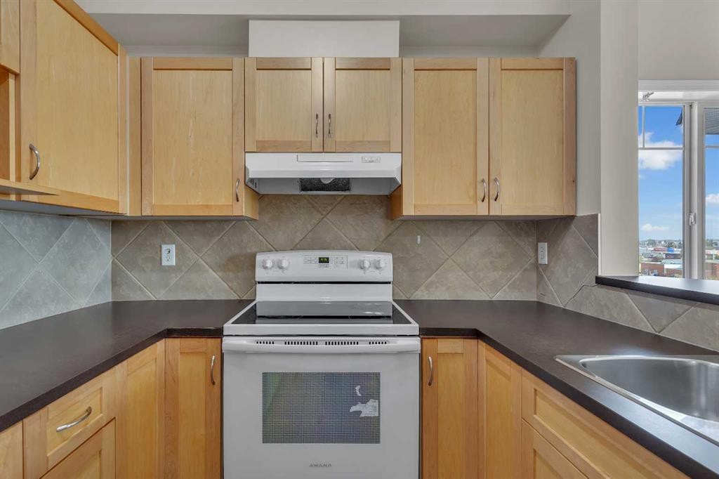 6307-70 Panamount Drive Nw, Calgary, AB - Indoor Photo Showing Kitchen