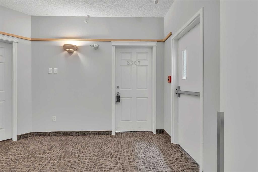 6307-70 Panamount Drive Nw, Calgary, AB - Indoor Photo Showing Other Room