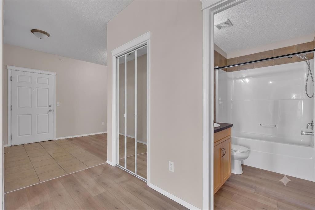 6307-70 Panamount Drive Nw, Calgary, AB - Indoor Photo Showing Bathroom