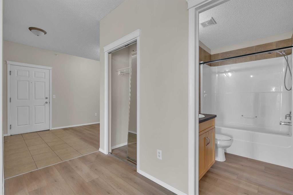6307-70 Panamount Drive Nw, Calgary, AB - Indoor Photo Showing Bathroom
