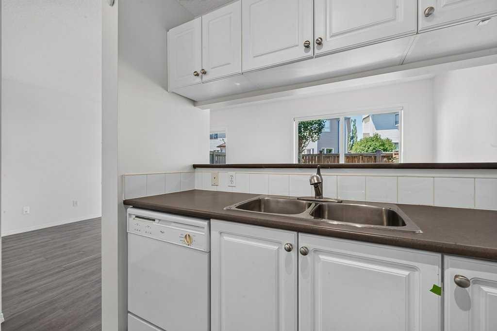 39 Citadel Point Nw, Calgary, AB - Indoor Photo Showing Kitchen With Double Sink