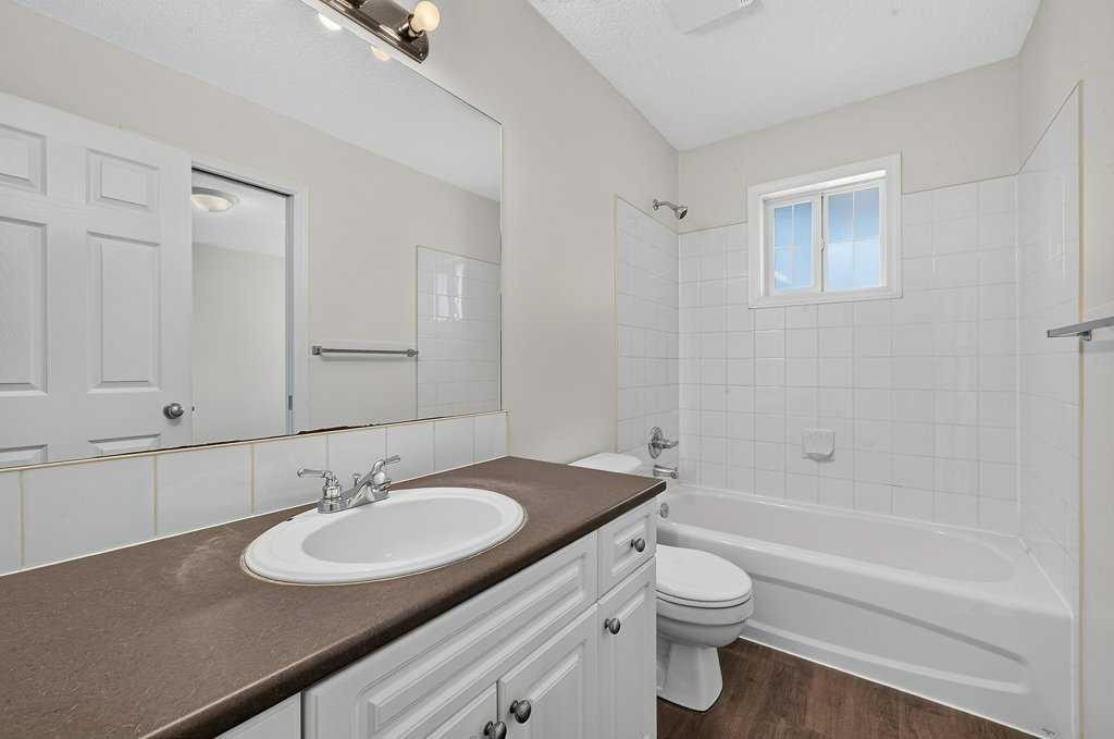 39 Citadel Point Nw, Calgary, AB - Indoor Photo Showing Bathroom