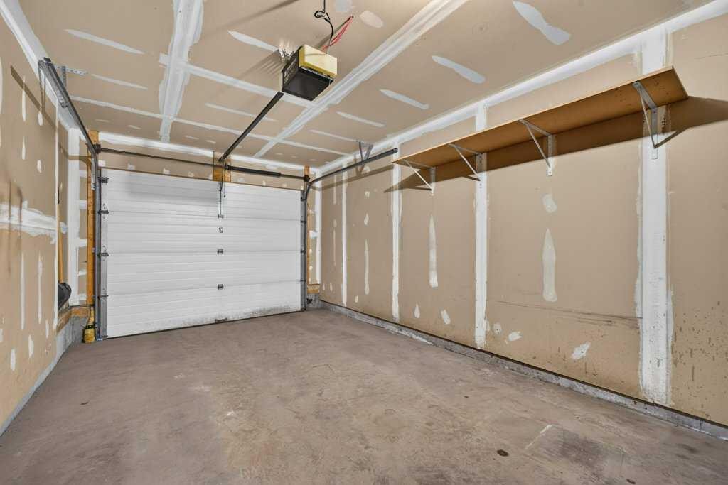 39 Citadel Point Nw, Calgary, AB - Indoor Photo Showing Garage