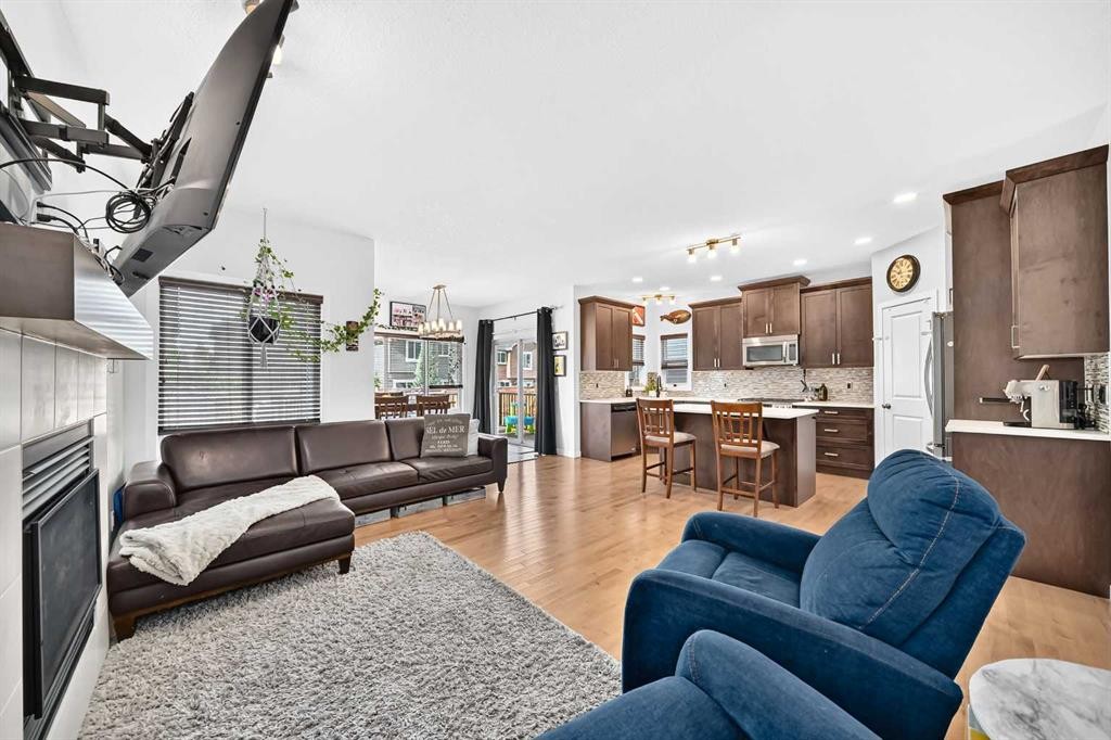 16 Sunrise Crescent, Cochrane, AB - Indoor Photo Showing Living Room