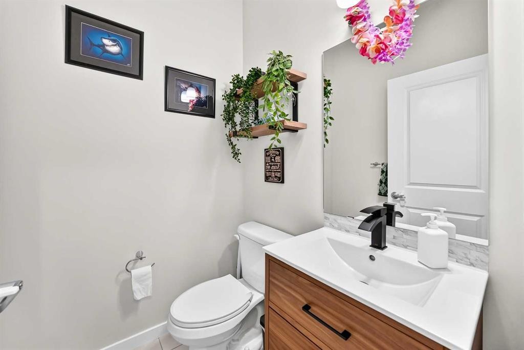 16 Sunrise Crescent, Cochrane, AB - Indoor Photo Showing Bathroom