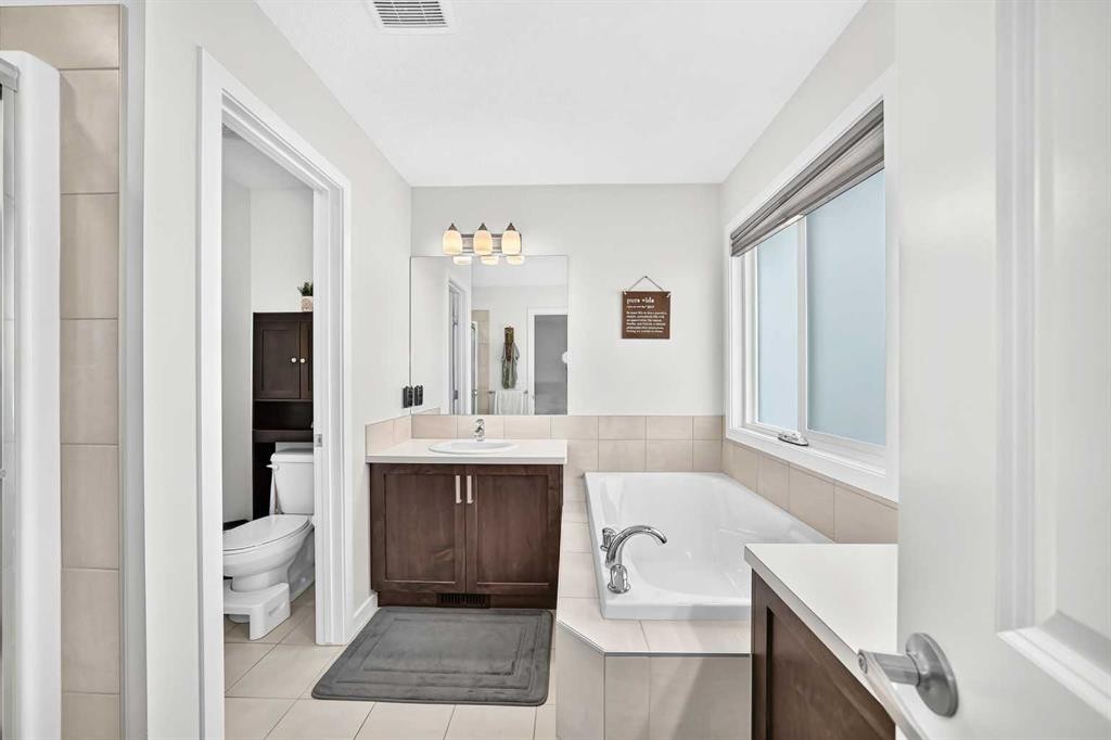 16 Sunrise Crescent, Cochrane, AB - Indoor Photo Showing Bathroom