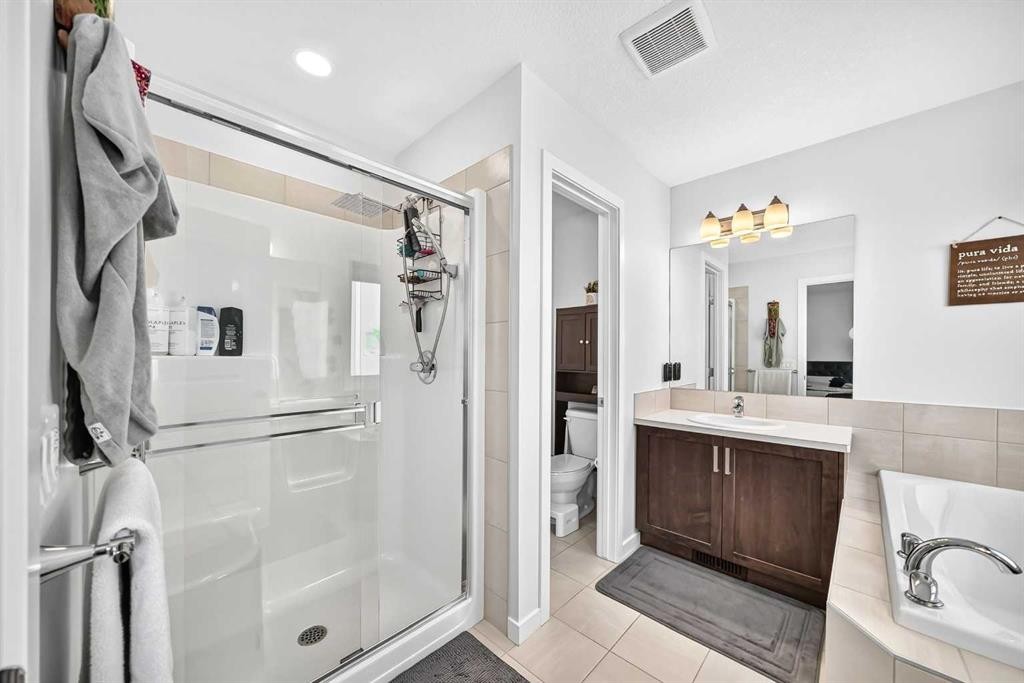 16 Sunrise Crescent, Cochrane, AB - Indoor Photo Showing Bathroom