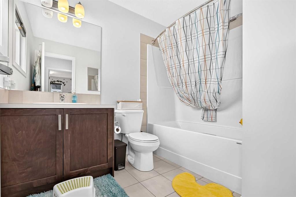 16 Sunrise Crescent, Cochrane, AB - Indoor Photo Showing Bathroom