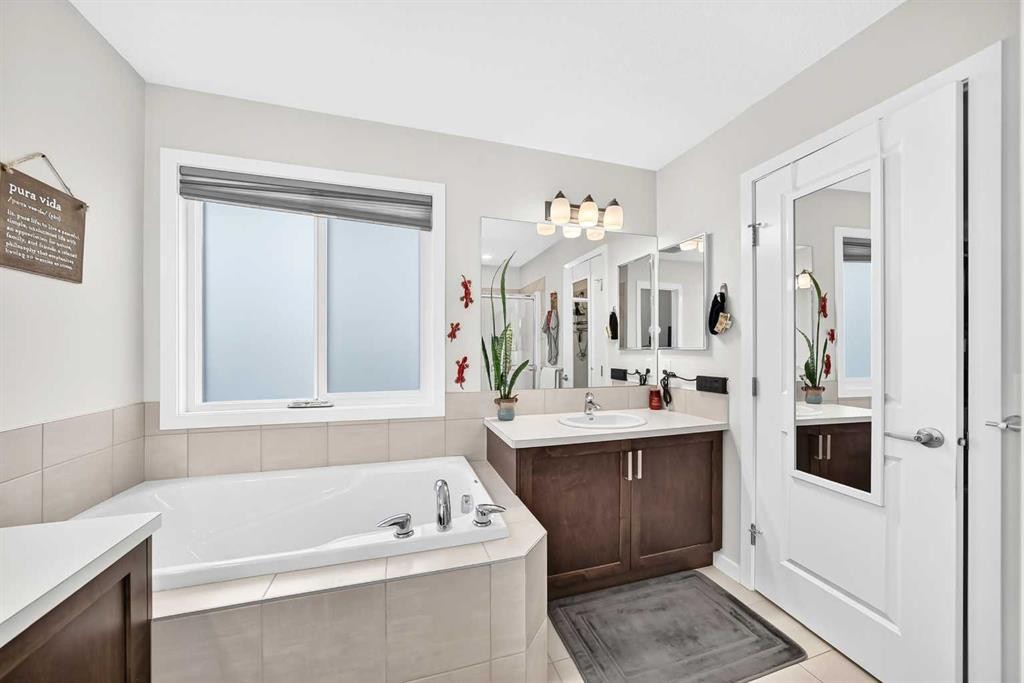 16 Sunrise Crescent, Cochrane, AB - Indoor Photo Showing Bathroom
