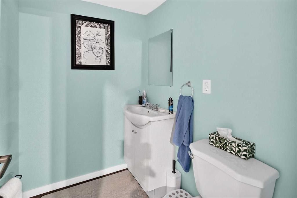 16 Sunrise Crescent, Cochrane, AB - Indoor Photo Showing Bathroom