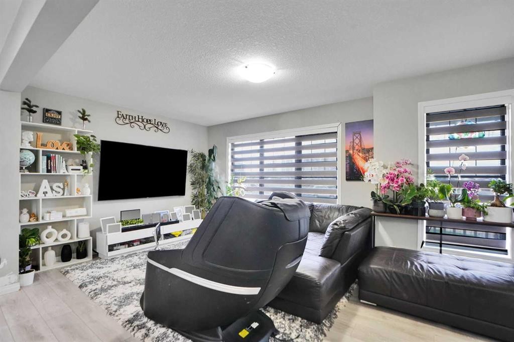 10505 Cityscape Drive, Calgary, AB - Indoor Photo Showing Living Room