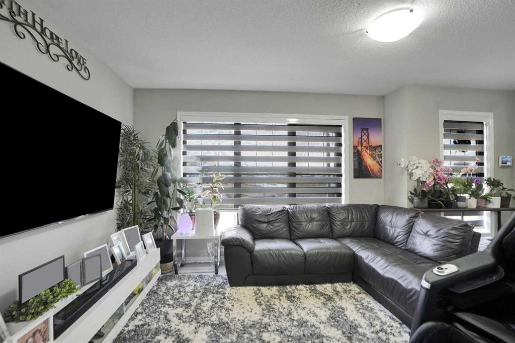 10505 Cityscape Drive, Calgary, AB - Indoor Photo Showing Living Room