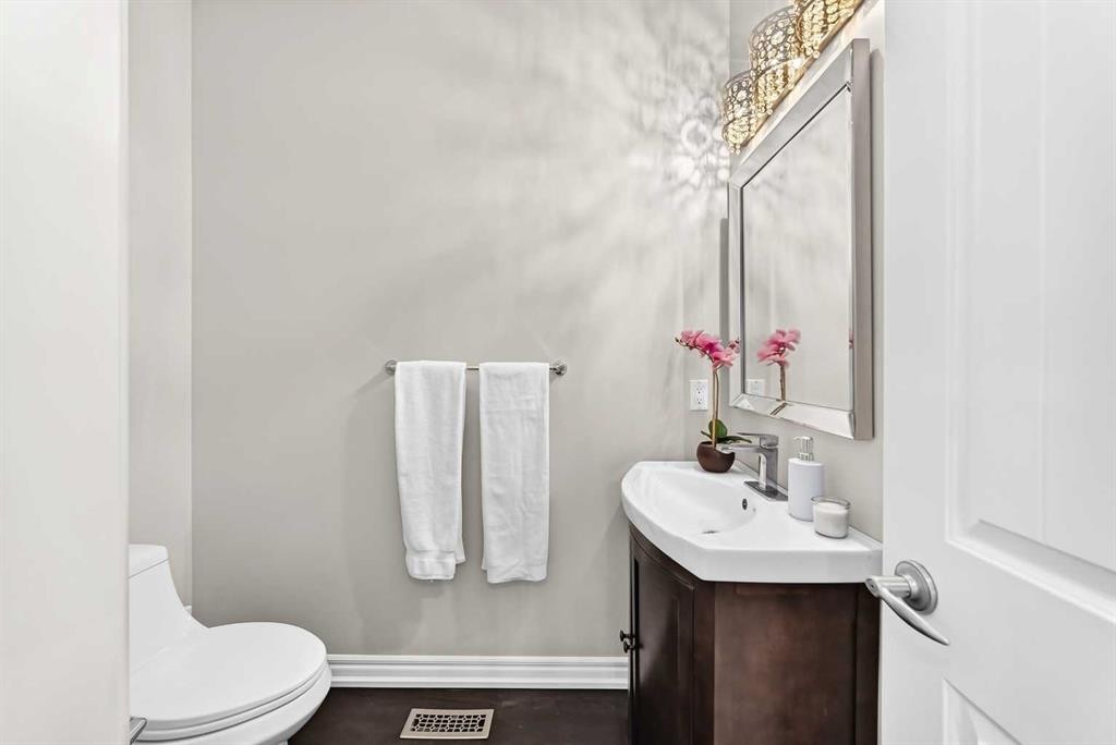 173 Aspenshire Drive Sw, Calgary, AB - Indoor Photo Showing Bathroom