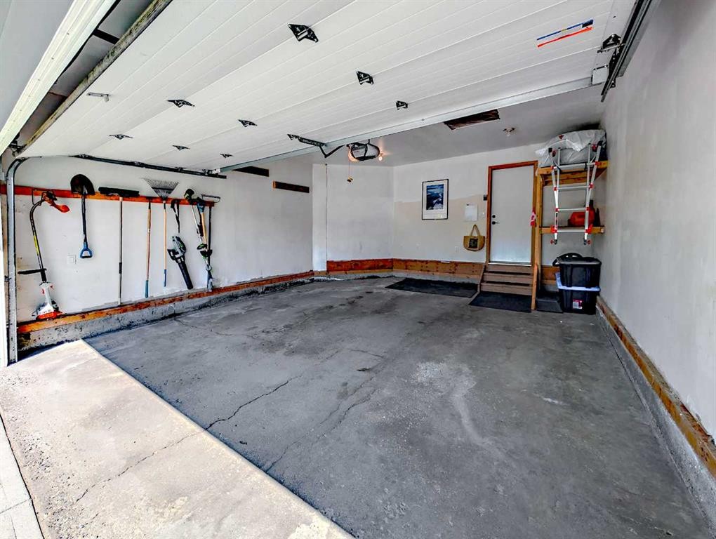 540 Shawinigan Drive Sw, Calgary, AB - Indoor Photo Showing Garage