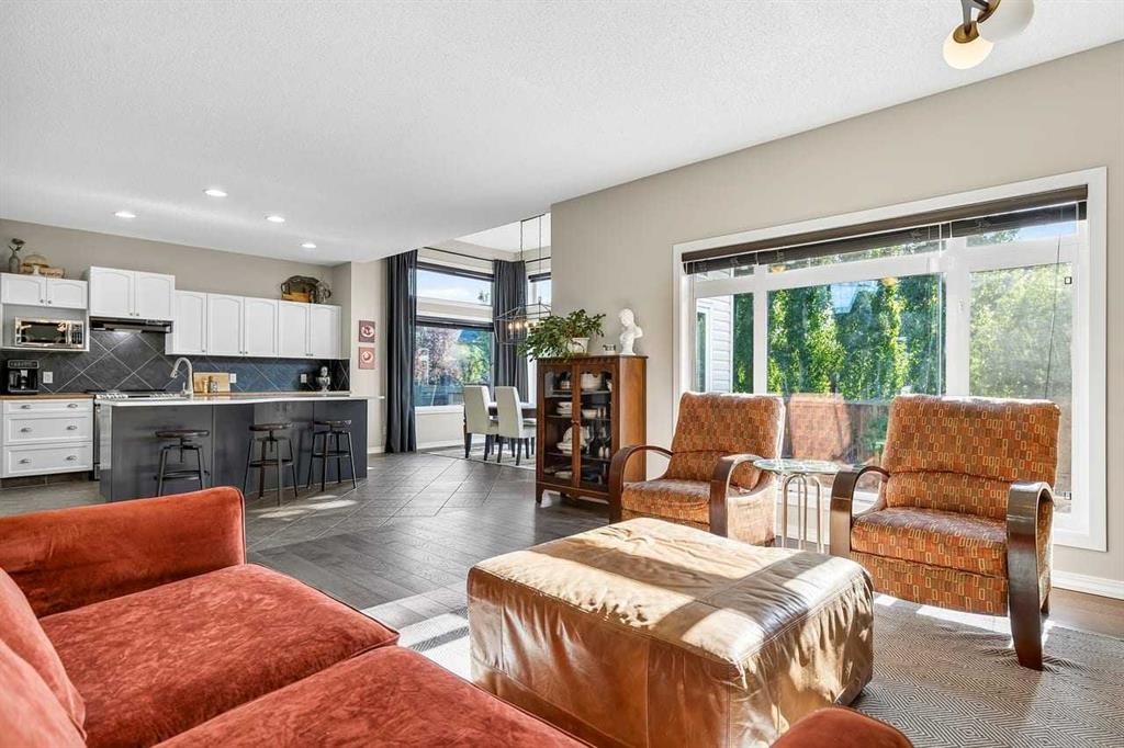 11 Chapala Square Se, Calgary, AB - Indoor Photo Showing Living Room