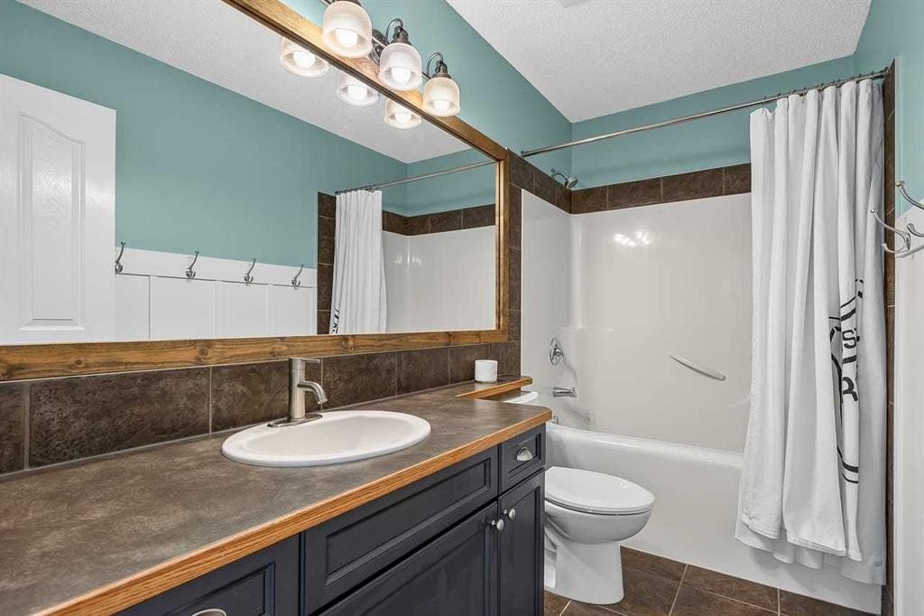 11 Chapala Square Se, Calgary, AB - Indoor Photo Showing Bathroom