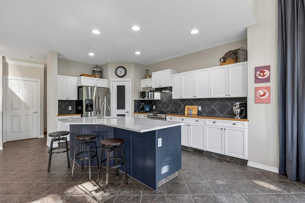 11 Chapala Square Se, Calgary, AB - Indoor Photo Showing Kitchen With Double Sink