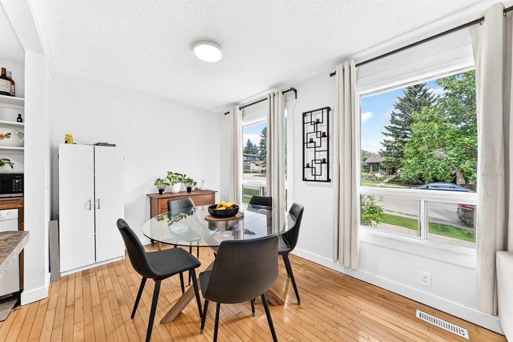 11 Bedford Drive Ne, Calgary, AB - Indoor Photo Showing Dining Room