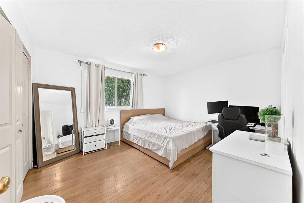 11 Bedford Drive Ne, Calgary, AB - Indoor Photo Showing Bedroom