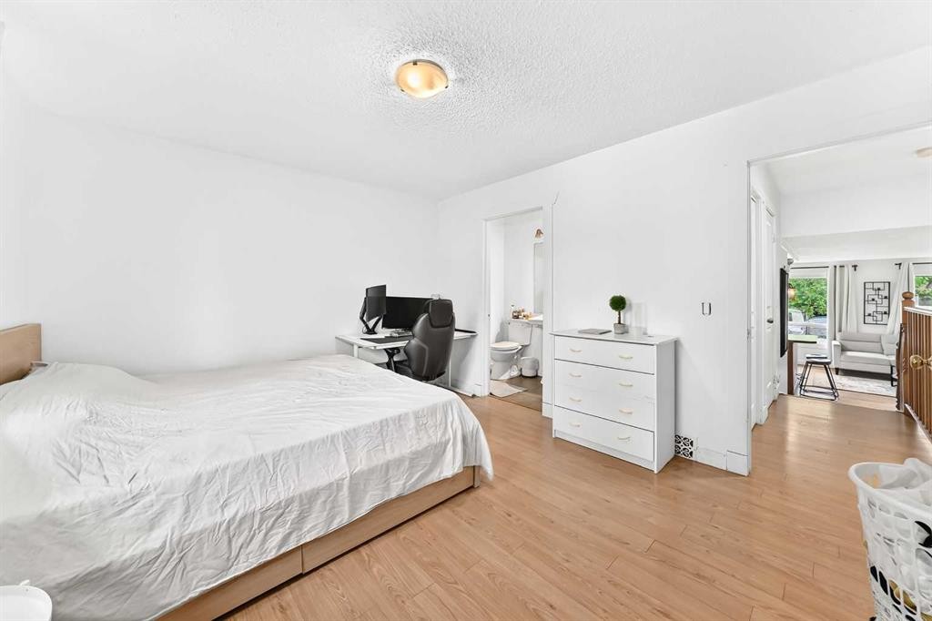11 Bedford Drive Ne, Calgary, AB - Indoor Photo Showing Bedroom