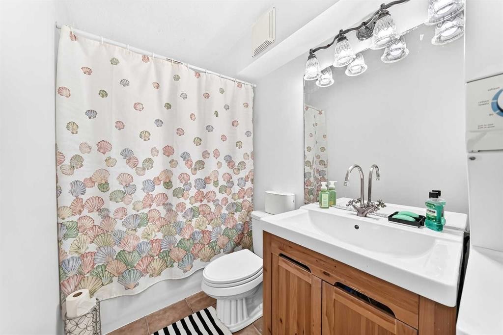 11 Bedford Drive Ne, Calgary, AB - Indoor Photo Showing Bathroom
