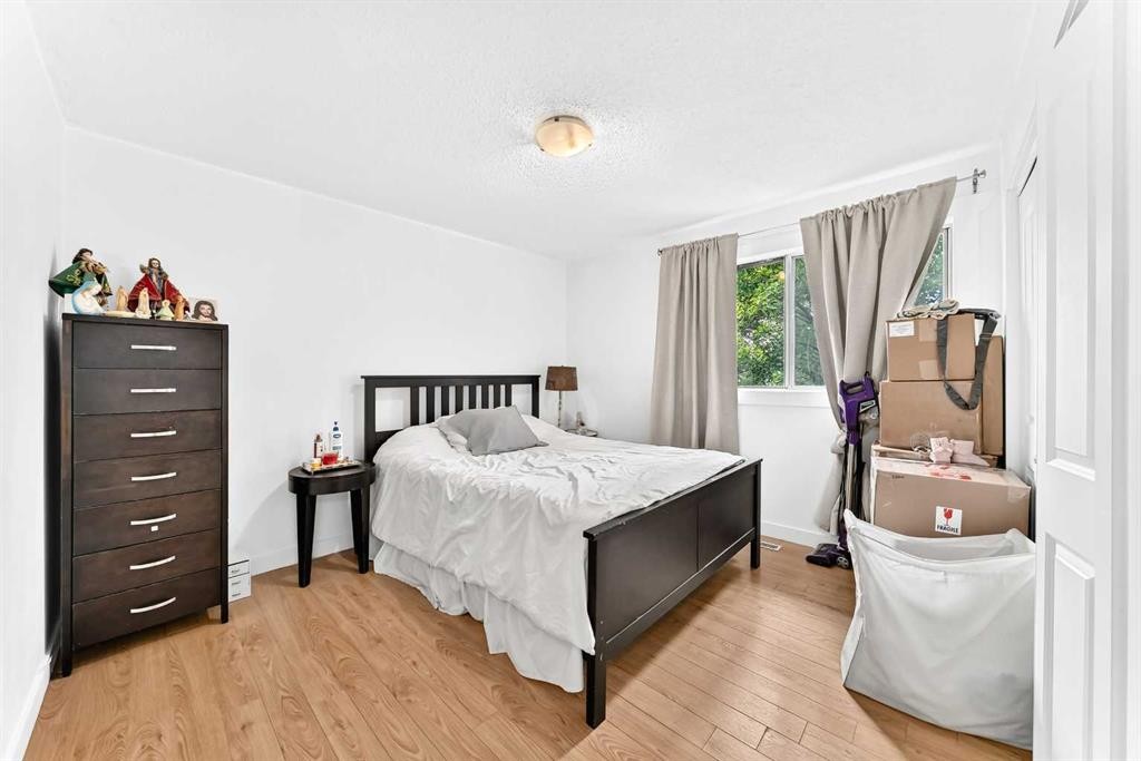 11 Bedford Drive Ne, Calgary, AB - Indoor Photo Showing Bedroom
