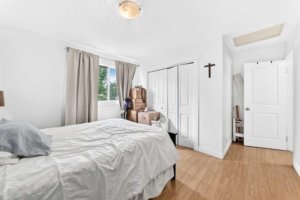 11 Bedford Drive Ne, Calgary, AB - Indoor Photo Showing Bedroom