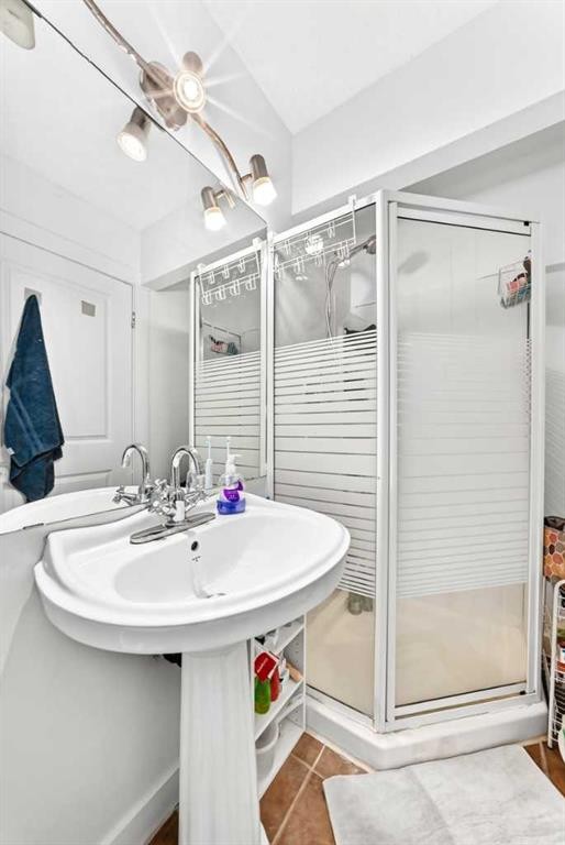 11 Bedford Drive Ne, Calgary, AB - Indoor Photo Showing Bathroom