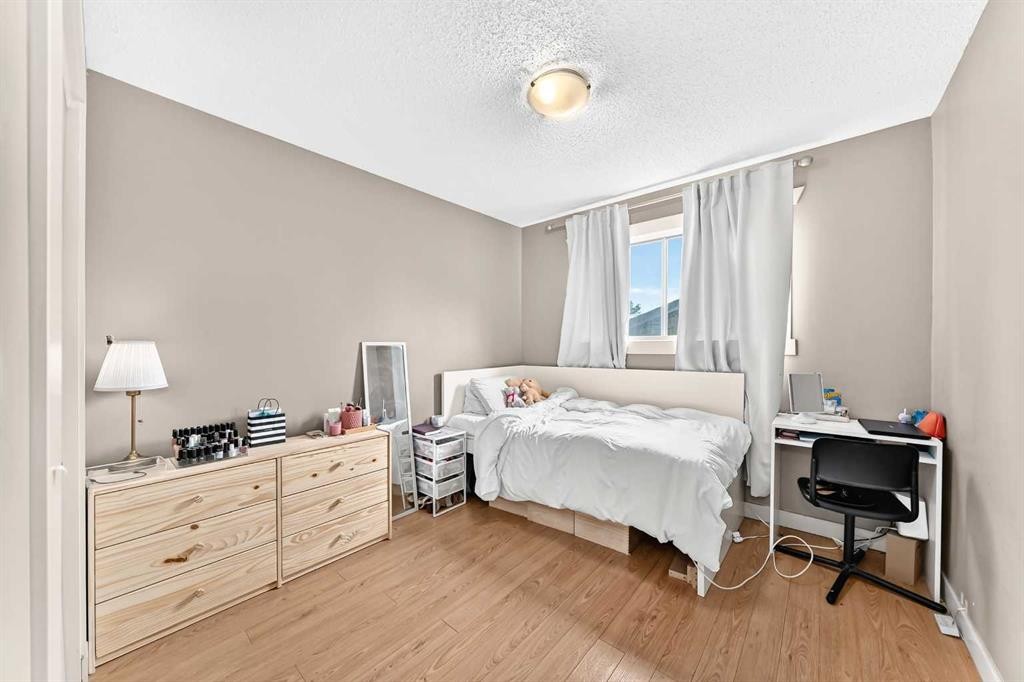 11 Bedford Drive Ne, Calgary, AB - Indoor Photo Showing Bedroom