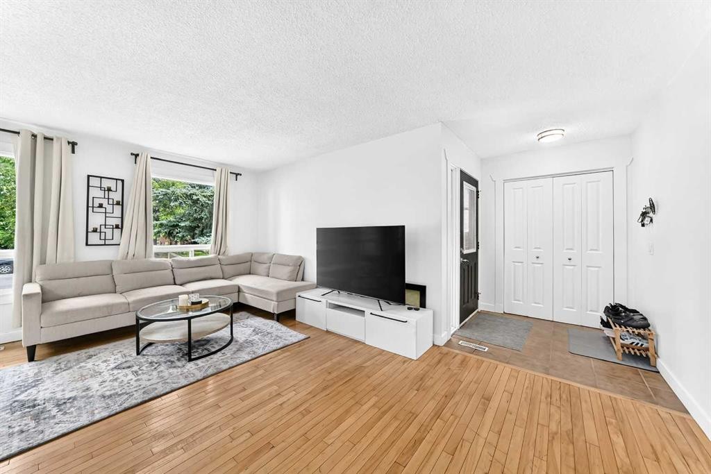 11 Bedford Drive Ne, Calgary, AB - Indoor Photo Showing Living Room