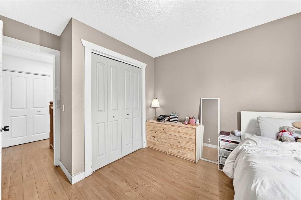 11 Bedford Drive Ne, Calgary, AB - Indoor Photo Showing Bedroom