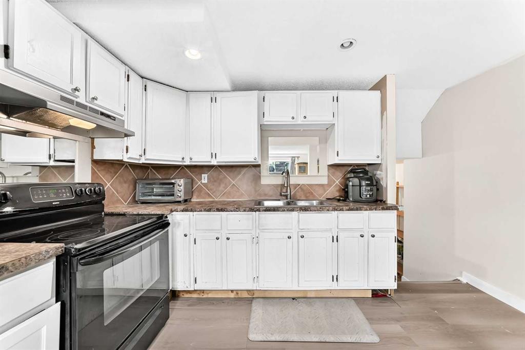 11 Bedford Drive Ne, Calgary, AB - Indoor Photo Showing Kitchen With Double Sink