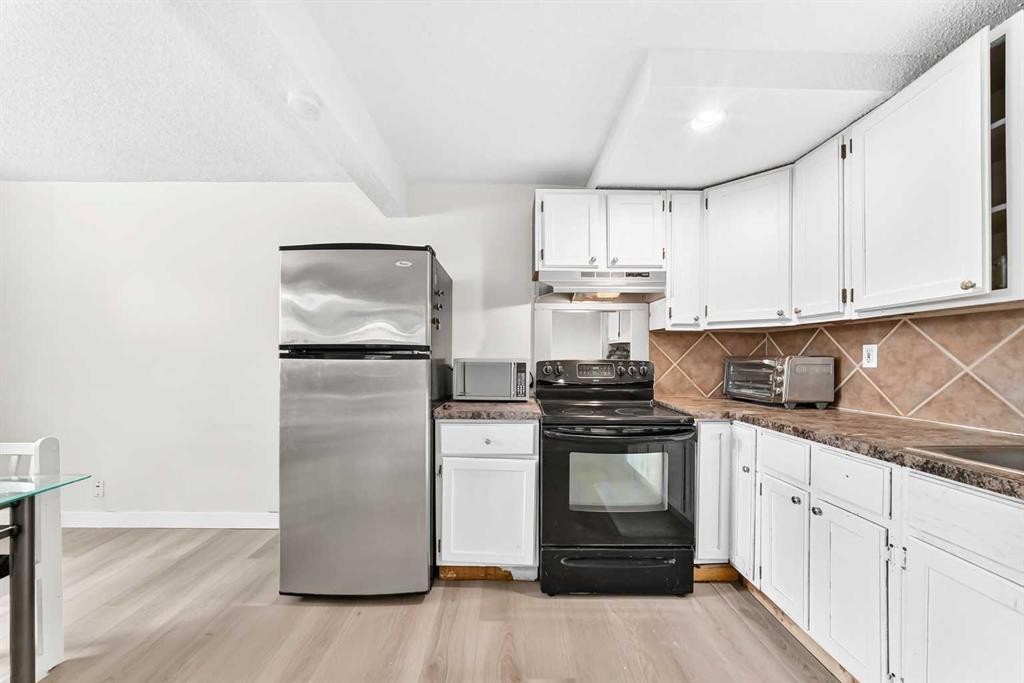 11 Bedford Drive Ne, Calgary, AB - Indoor Photo Showing Kitchen