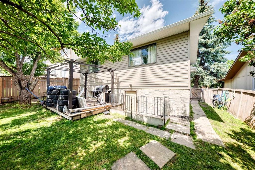 11 Bedford Drive Ne, Calgary, AB - Outdoor With Deck Patio Veranda With Exterior
