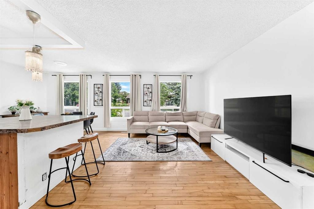 11 Bedford Drive Ne, Calgary, AB - Indoor Photo Showing Living Room