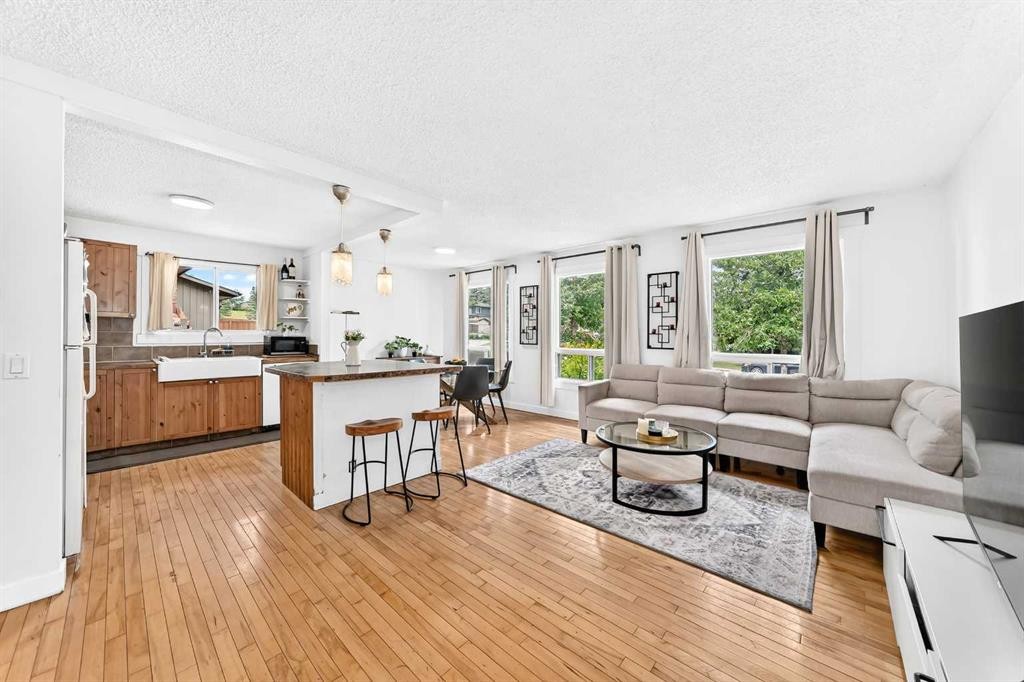 11 Bedford Drive Ne, Calgary, AB - Indoor Photo Showing Living Room